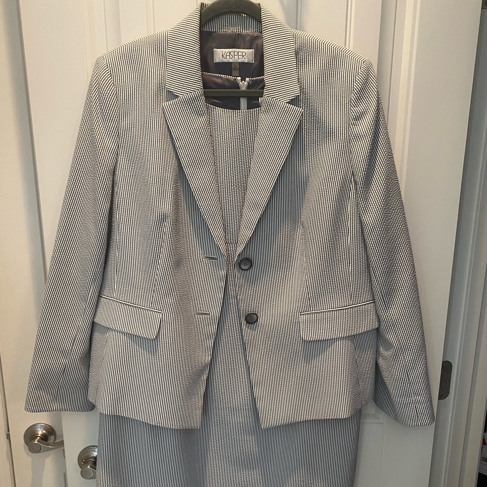 Kasper knee length sleeveless dress with jacket